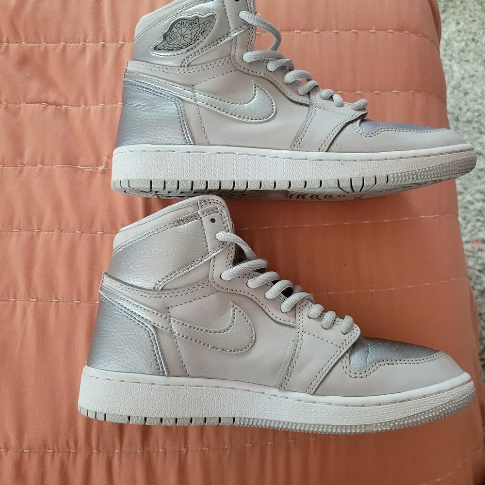 Nike Kids Silver and Gray High-Top Jordan 1s Size: 3.5Y - Picture 2 of 7